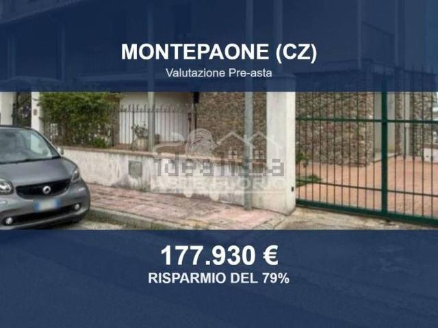 Case e ville in vendita di 614 m² in Via Crati, 3