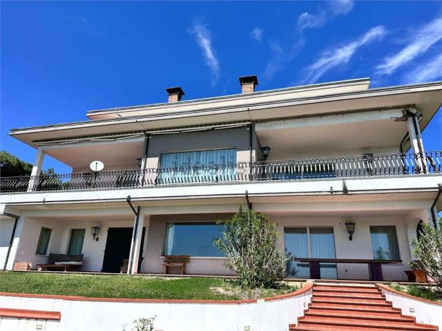 Case e ville in vendita di 615 m² in Via Circonvallazione, 30