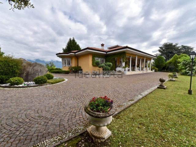 Case e ville in vendita di 615 m² in Via Papa Giovanni XXIII