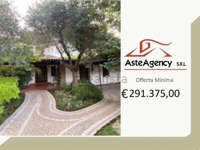 Case e ville in vendita di 622 m² in Via Villa