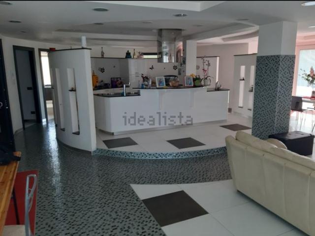 Case e ville in vendita di 630 m² in Traversa mallozzi, 10
