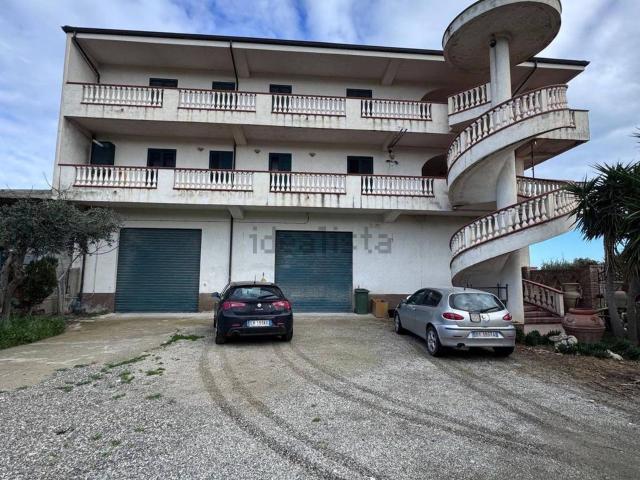Case e ville in vendita di 630 m² in Contrada Santa Focà, 1