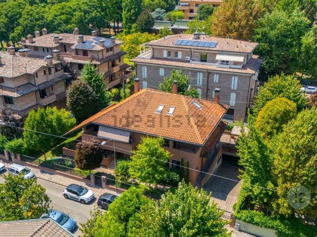 Case e ville in vendita di 630 m² in Piazzale S.Allende, 12
