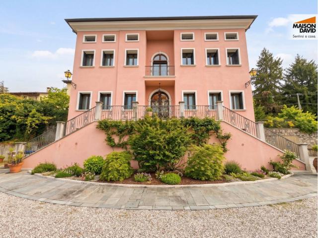 Case e ville in vendita di 633 m² in Via Louvigny, 29