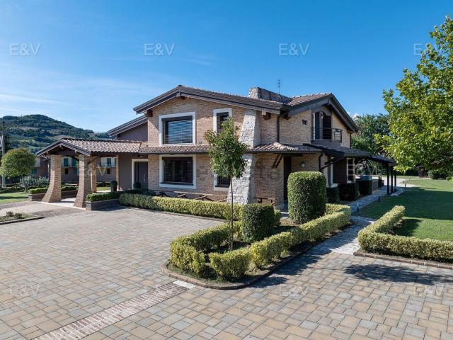 Case e ville in vendita di 636 m² in Via Arsenio Arcangeli