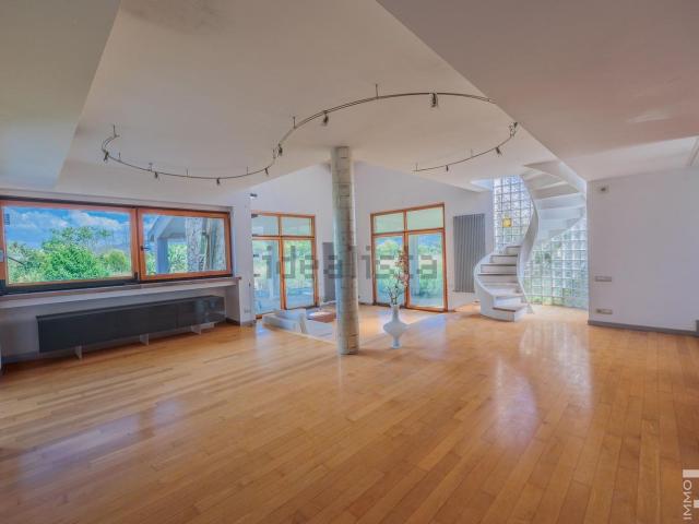 Case e ville in vendita di 638 m² in Via E. Lelli
