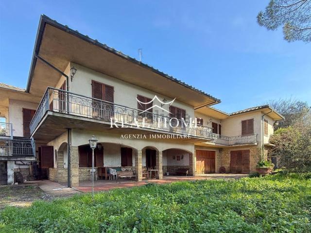 Case e ville in vendita di 639 m² in Via Francesco Petrarca, 29