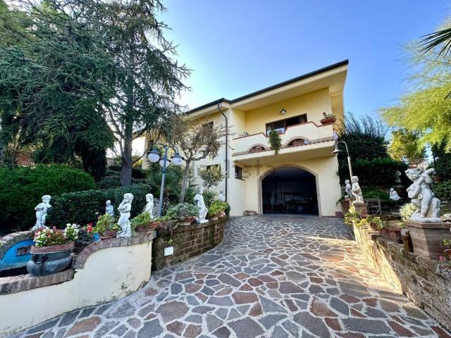 Case e ville in vendita di 640 m² in Via della Luna