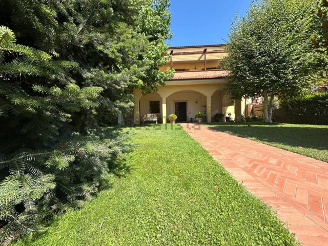 Case e ville in vendita di 640 m² in Viale Francesco Crispi, 135