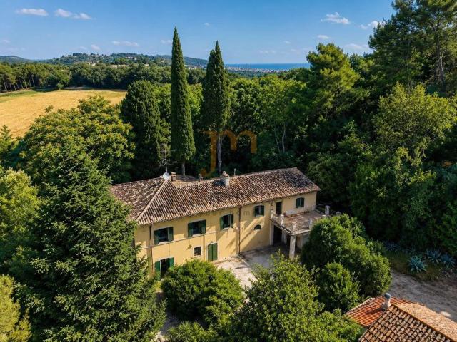 Case e ville in vendita di 640 m² in Strada dei Colli, 21