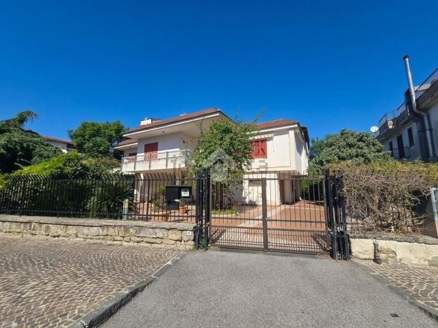 Case e ville in vendita di 641 m² in Via G. Marconi, 50