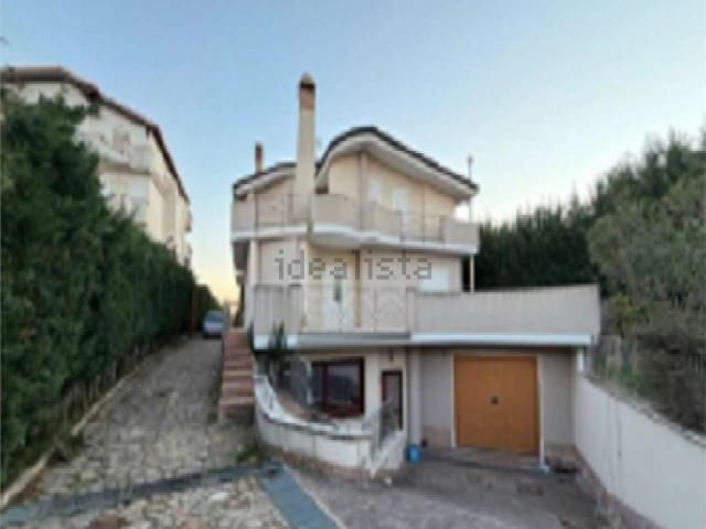 Case e ville in vendita di 641 m² in Via Pirainetto