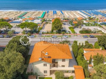 Case e ville in vendita di 645 m² in Via Achille Franceschi