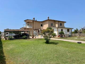 Case e ville in vendita di 645 m² in Via Diamante