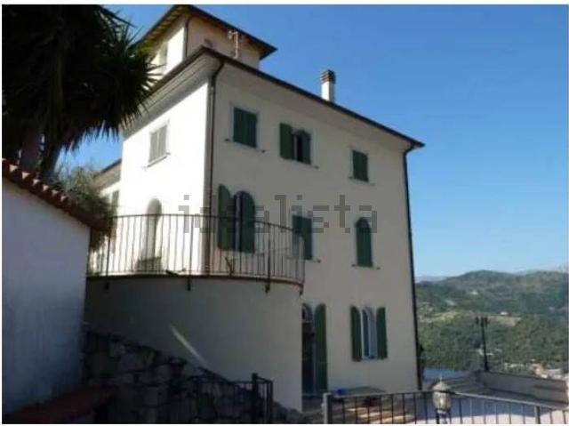 Case e ville in vendita di 648 m² in Via Cassogna