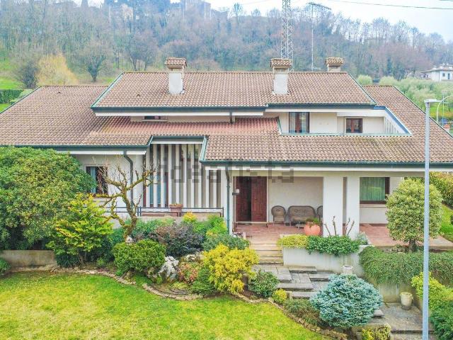Case e ville in vendita di 649 m² in Via L. Perosi