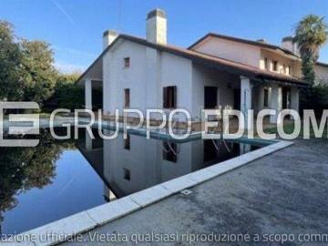 Case e ville in vendita di 649 m² in Via Roma