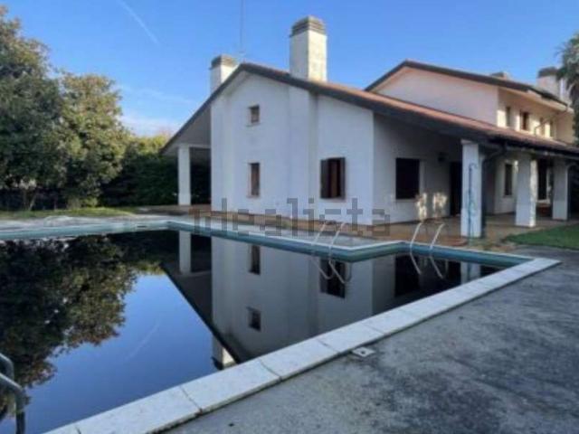 Case e ville in vendita di 649 m² in Via Roma, 10