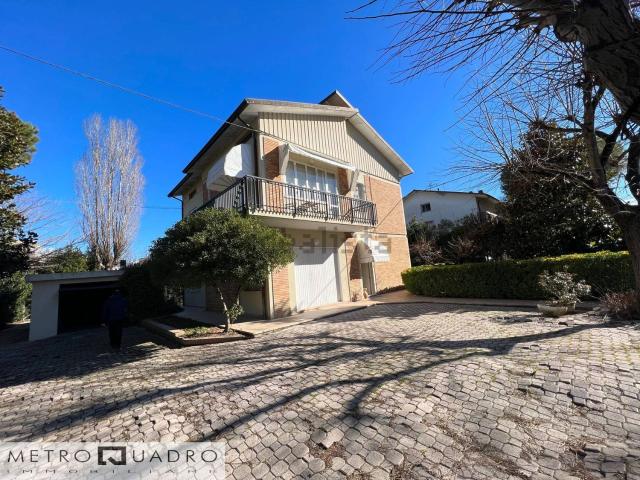 Case e ville in vendita di 649 m² in Viale Brava