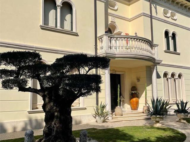 Case e ville in vendita di 650 m² in Via Chiusurata