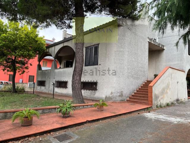 Case e ville in vendita di 650 m² in Via G. Verrotti