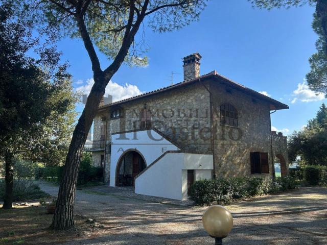 Case e ville in vendita di 650 m² in Via dei Partigiani