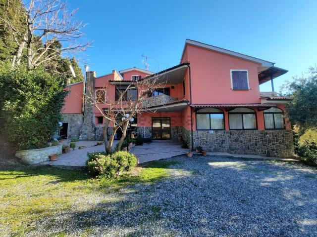 Case e ville in vendita di 650 m² in Via del Commercio