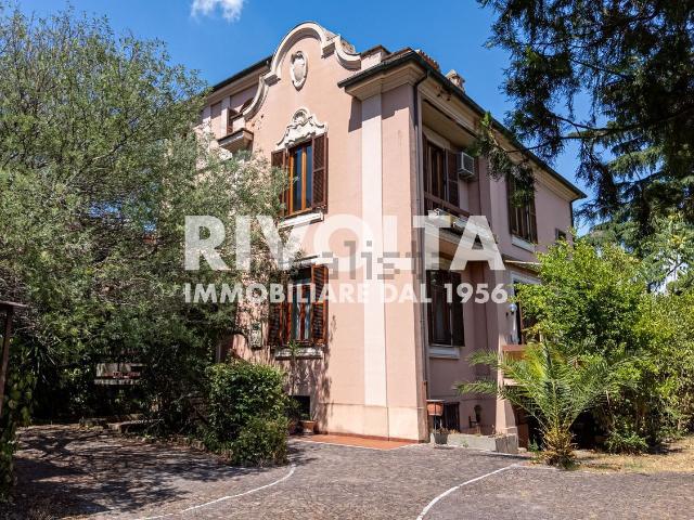 Case e ville in vendita di 650 m² in Via della Cisa
