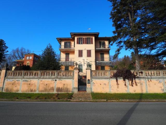 Case e ville in vendita di 650 m² in Via F. Turati, 24