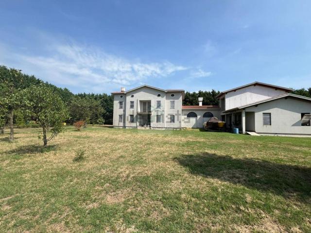 Case e ville in vendita di 650 m² in Via Leonardo da Vinci