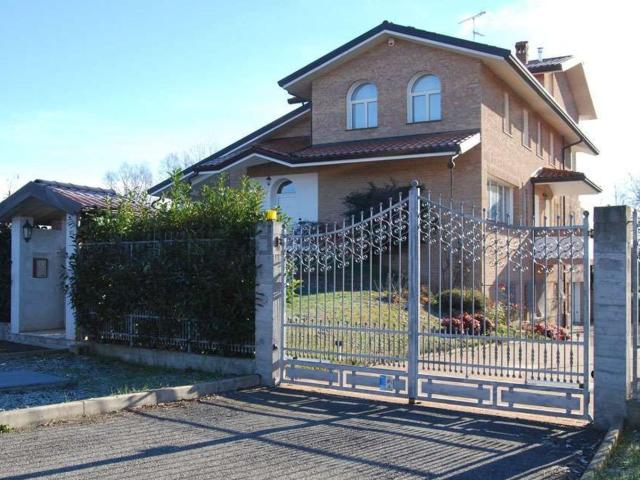 Case e ville in vendita di 650 m² in Via Monte Bianco, 8