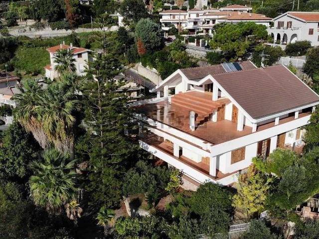 Case e ville in vendita di 650 m² in Via San Bernardino