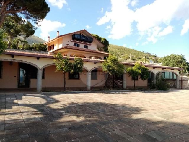 Case e ville in vendita di 650 m² in Via Pietra Composta, 1
