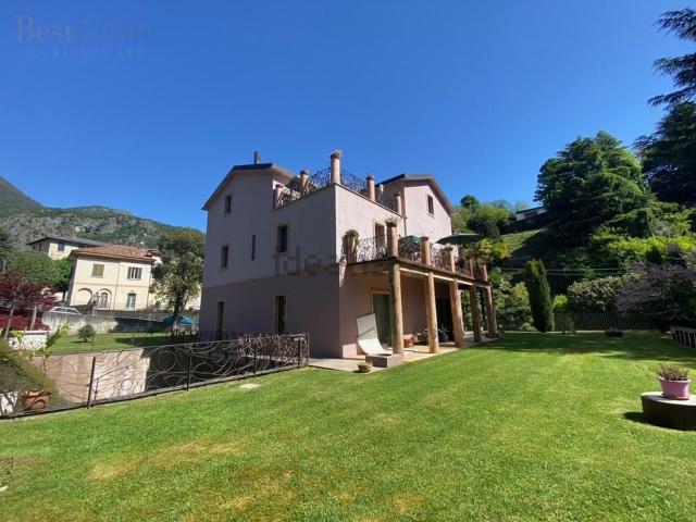 Case e ville in vendita di 650 m² in Via Regina, 46
