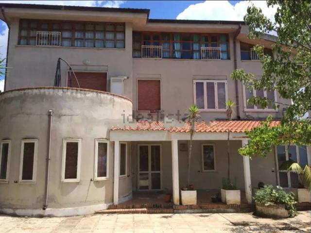Case e ville in vendita di 650 m² in Via Tondo