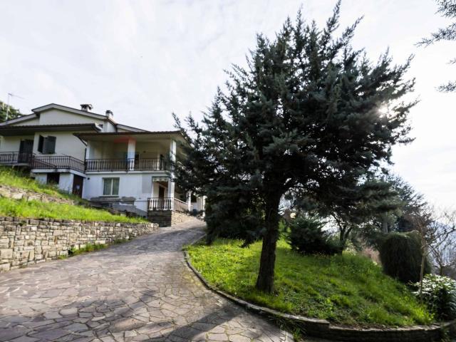 Case e ville in vendita di 650 m² in Via Valle, 3