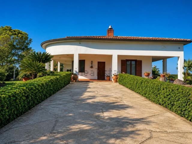 Case e ville in vendita di 650 m² in Strada della Scaglia, 86