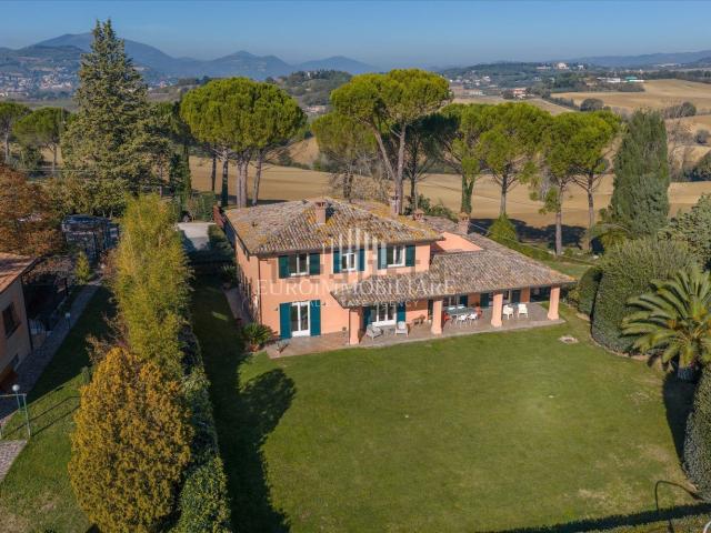 Case e ville in vendita di 650 m² in Strada Fabrianese, 22
