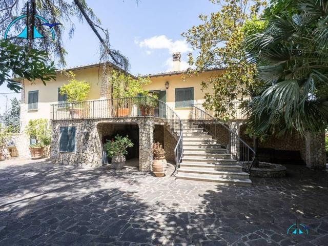 Case e ville in vendita di 651 m² in Via dei Cappuccini