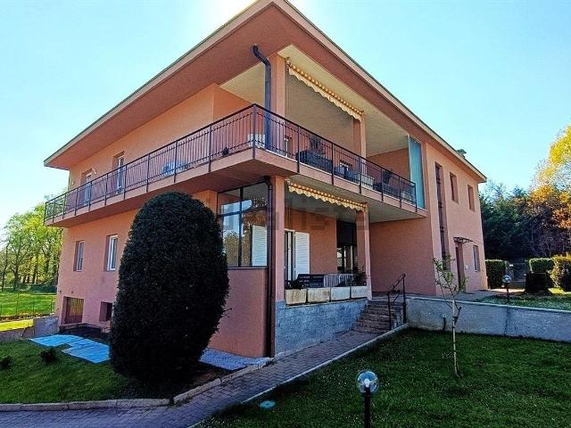 Case e ville in vendita di 652 m² in Via XXV Aprile