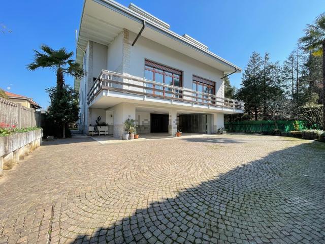 Case e ville in vendita di 659 m² in Via Ugo Foscolo