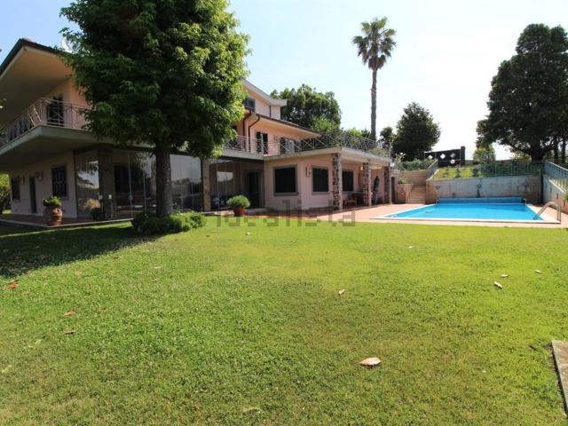 Case e ville in vendita di 660 m² in Via Codette, 50