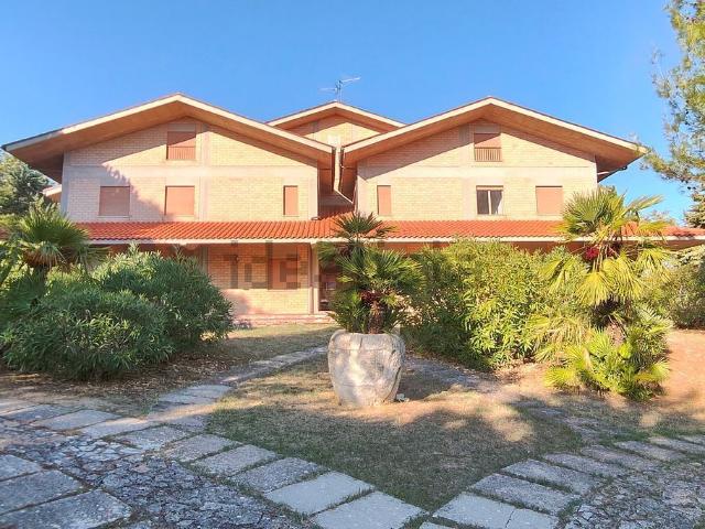 Case e ville in vendita di 660 m² in Via Coppelli, 4