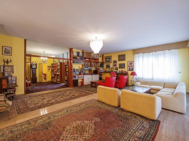 Case e ville in vendita di 660 m² in Via Pinerolo