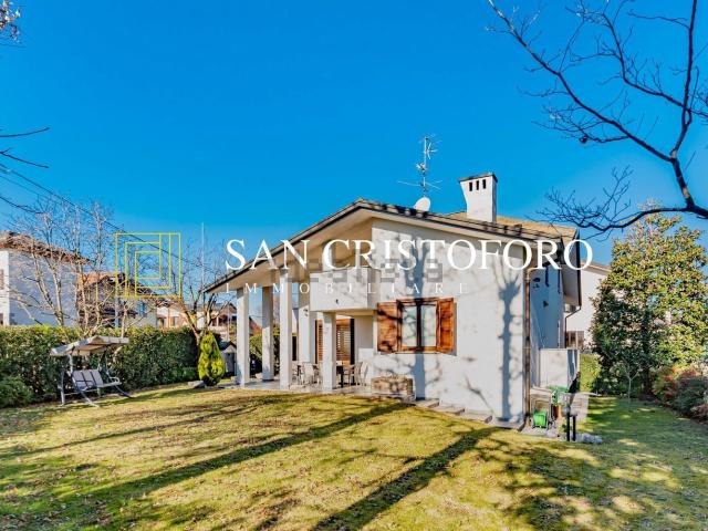 Case e ville in vendita di 660 m² in Via Risorgimento, 46