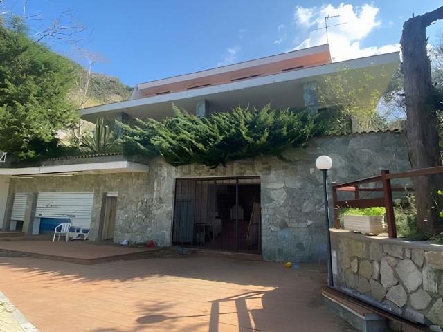 Case e ville in vendita di 670 m²