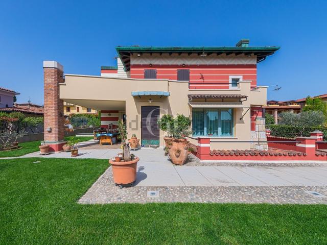 Case e ville in vendita di 670 m² in Via Camillo Benso Conte di Cavour, 2