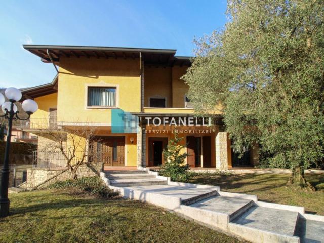 Case e ville in vendita di 670 m² in Via 2 Giugno, 77