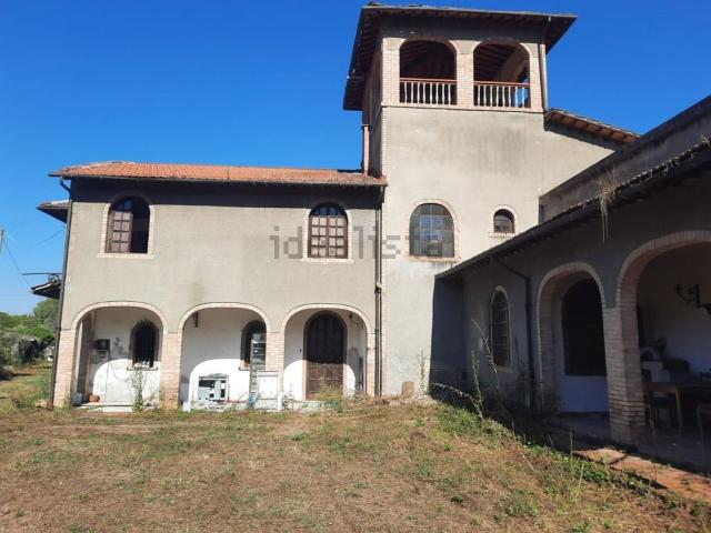 Case e ville in vendita di 670 m² in Via del Commercio