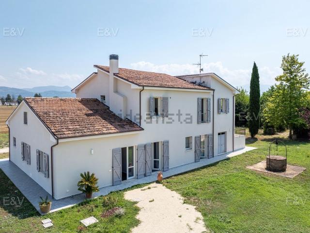 Case e ville in vendita di 670 m² in Via della Chiona
